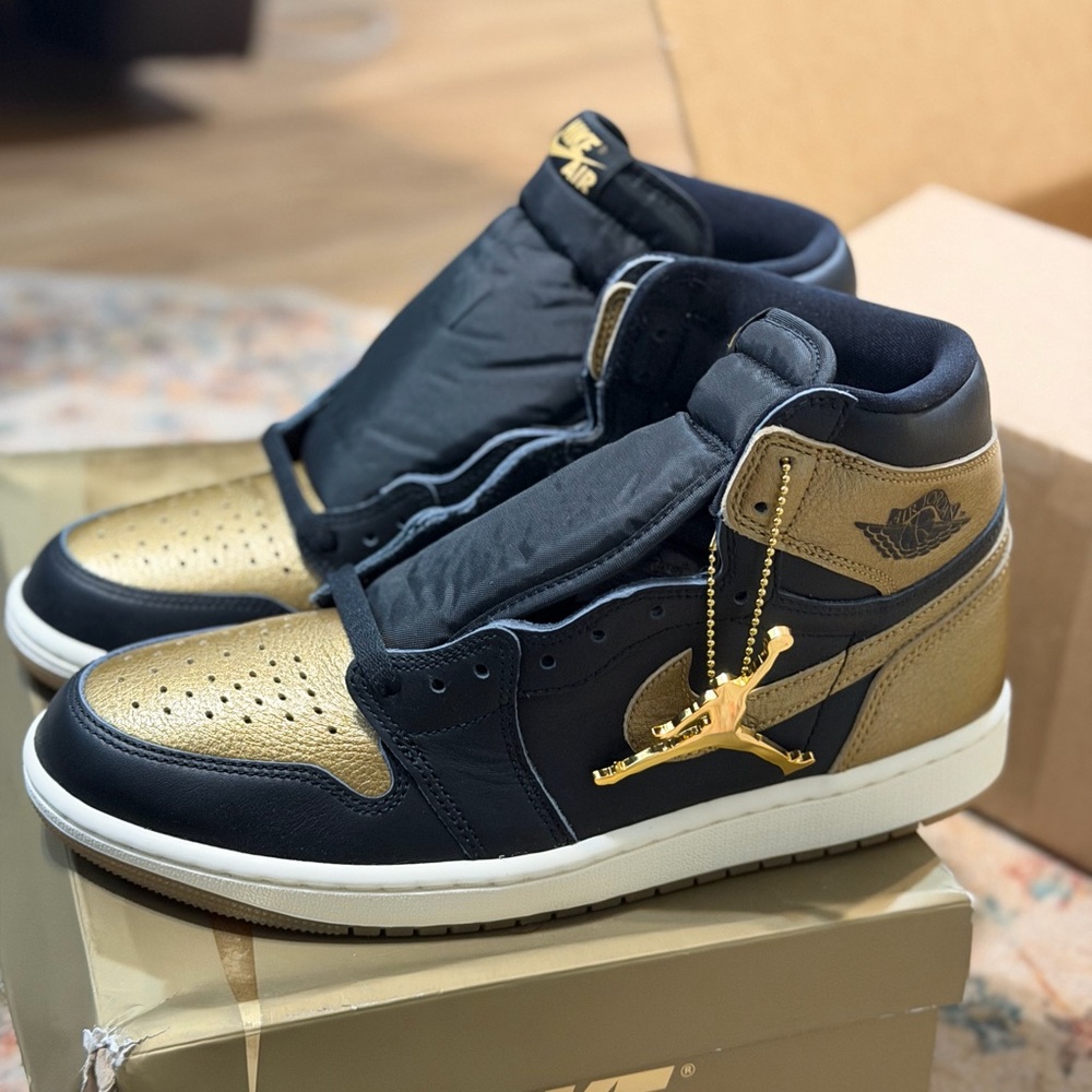 Nike Air Jordan 1 High Black Gold Sneakers